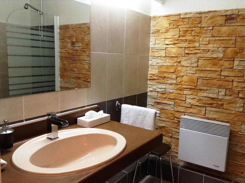 Logis Hotels - Hotel Et Restaurant Les Cordeliers Casteljaloux Room photo